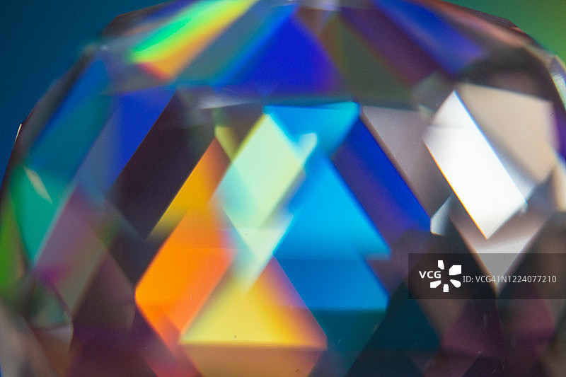 多面体棱镜反射彩虹色图片素材