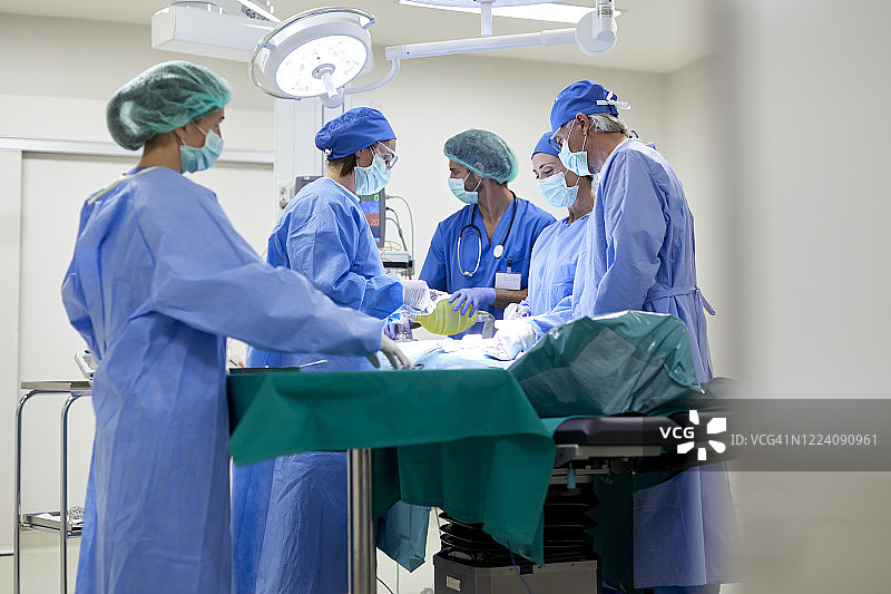 手术室里一群外科医生的仰视角度照片图片素材
