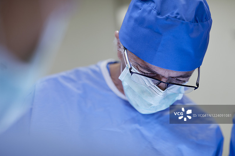男外科医生手术中面部特写图片素材