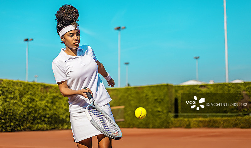 球场上美丽的黑人网球女运动员图片素材