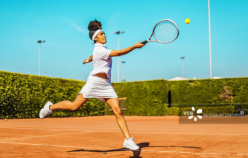 球场上美丽的黑人网球女运动员图片素材
