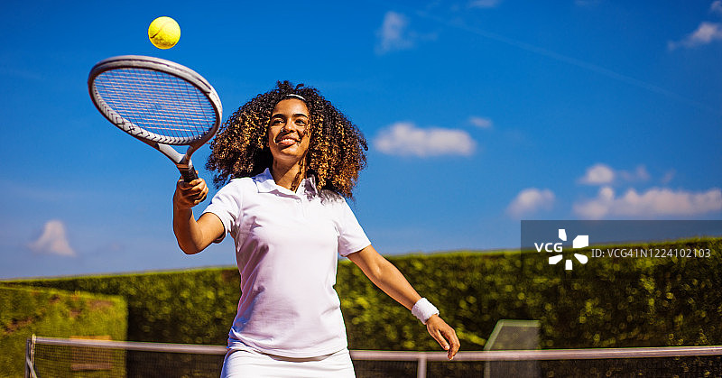 球场上美丽的黑人网球女运动员图片素材