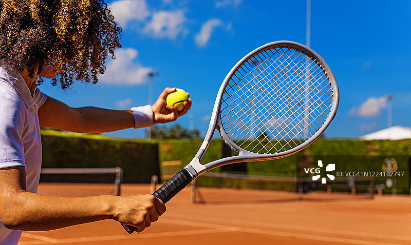 球场上美丽的黑人网球女运动员图片素材