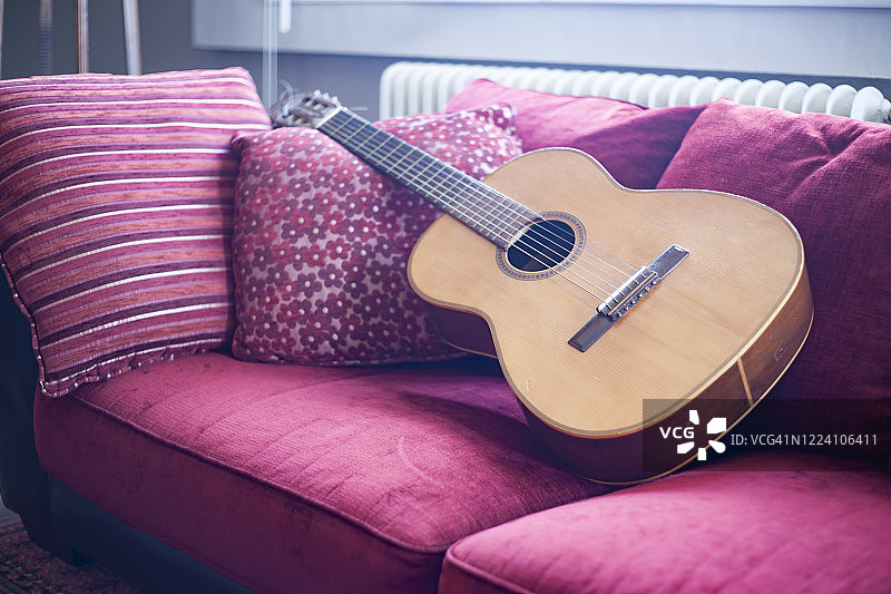 沙发上的吉他图片素材