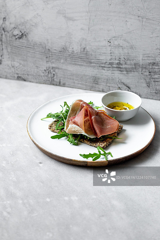 大理石背景上的伊比利亚火腿三明治，带复制空间图片素材