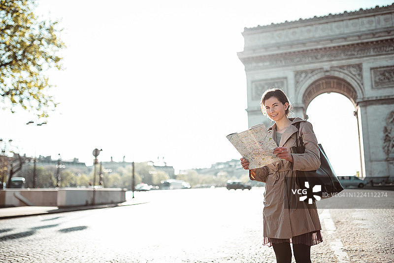 在巴黎打电话的女人图片素材