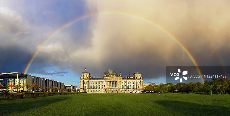 德国首都柏林国会大厦上空的完整彩虹 - 非常罕见的场景图片素材