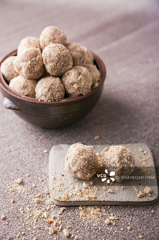 薏仁和山药制成的饭团蛋糕图片素材