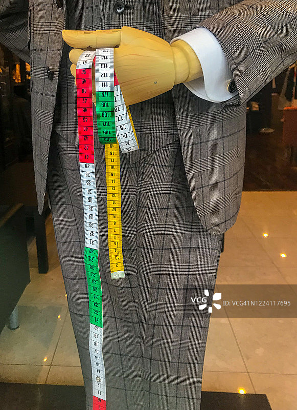 穿着西装手拿卷尺的模特图片素材