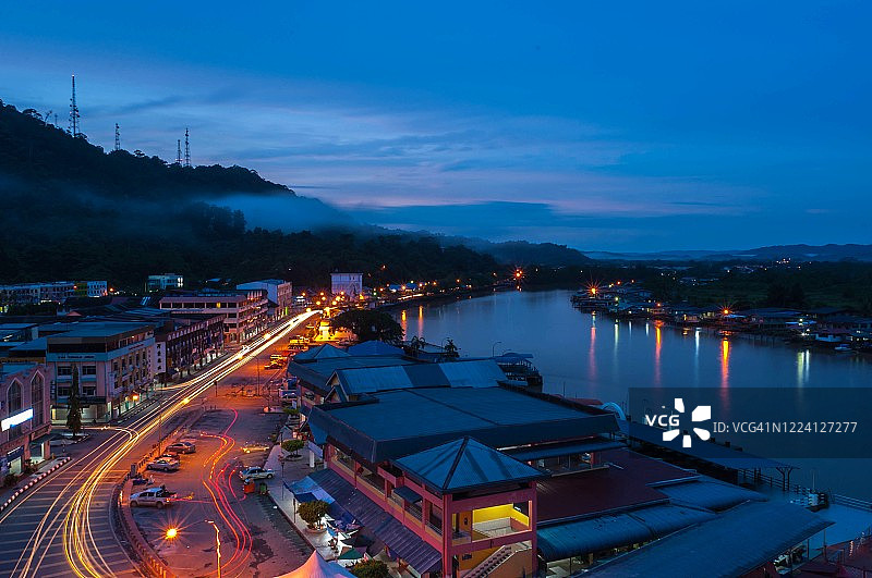 马来西亚沙捞越林梦镇黄昏时分的光轨和倒影高角度风景图片素材