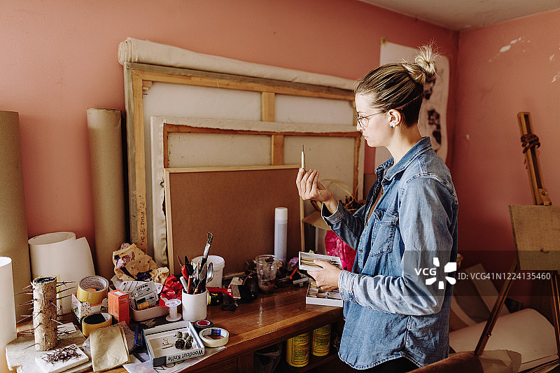 制作新版画：女人选择工具图片素材