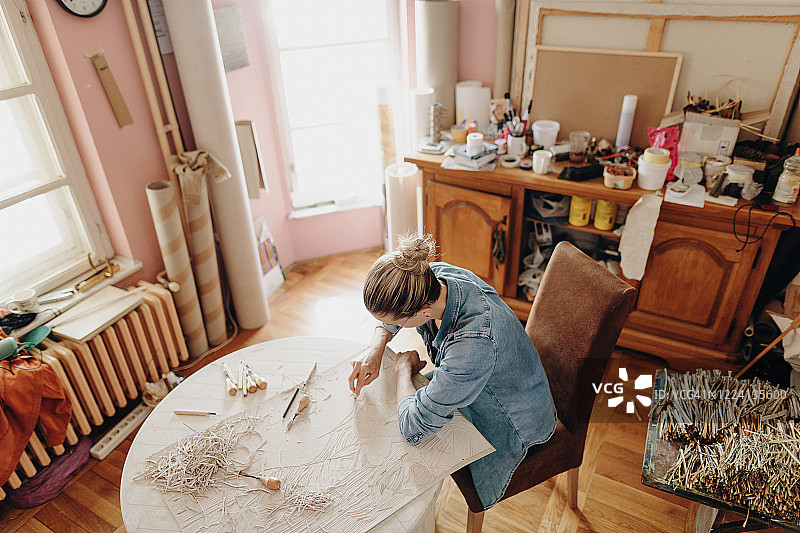 新版画木刻：独自创作的女性图片素材