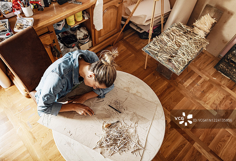 新版画油毡切割：隔离期间女性的爱好图片素材