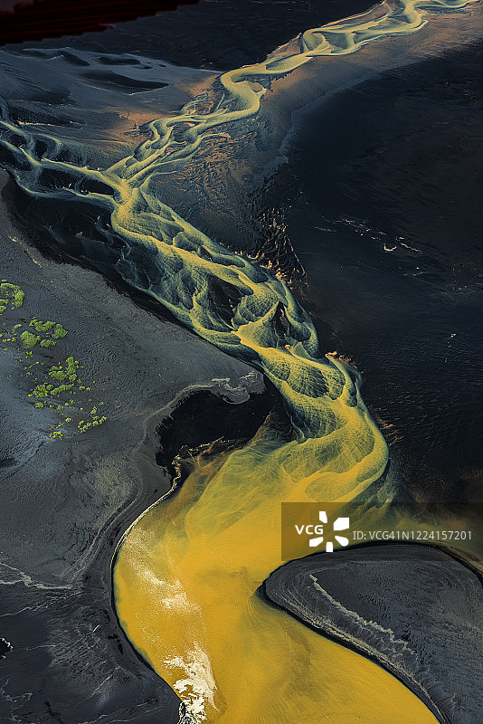 从直升机上看到的冰岛壮丽冰川河流景观图片素材