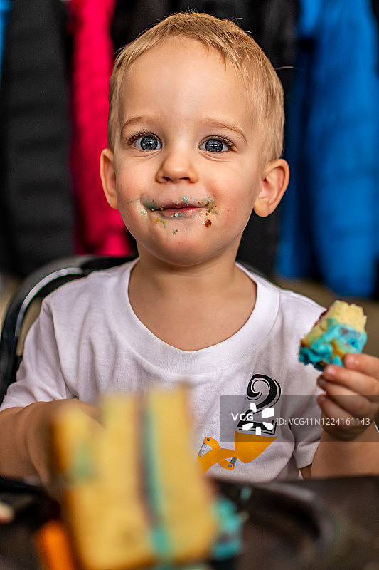 幼儿庆祝他的两岁生日图片素材