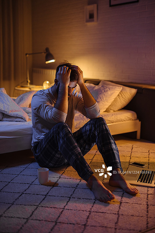 男子面临非常严重业务问题图片素材