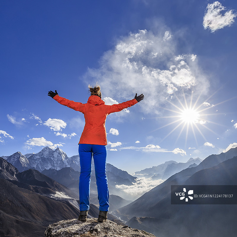女人在珠穆朗玛峰国家公园举起双臂欢呼图片素材