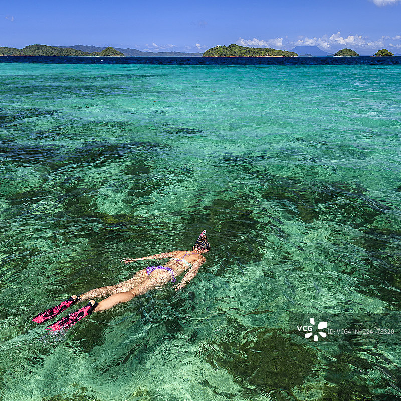 在菲律宾东海浮潜的年轻女游客图片素材