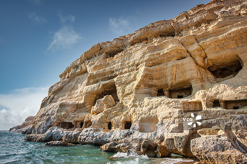 克里特岛马塔拉海滩的洞穴图片素材