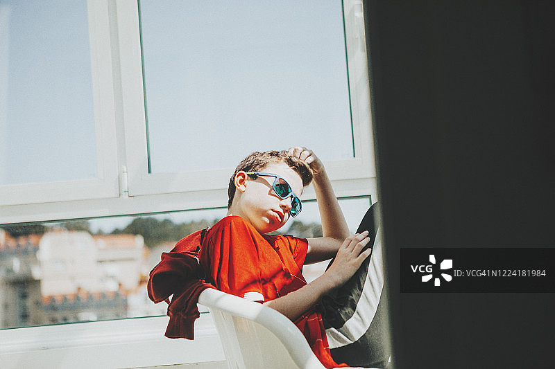 隔离期间晒日光浴的青少年男孩图片素材