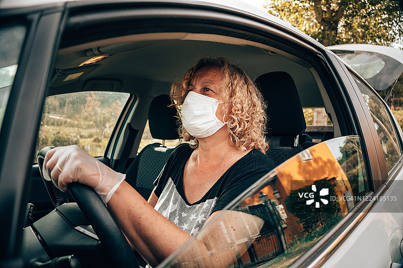 戴着口罩开车的女人图片素材