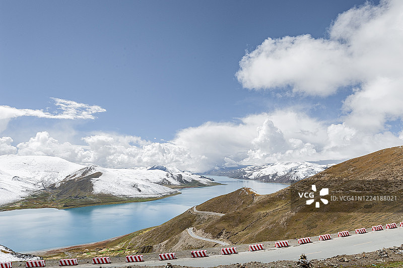 中国西藏自治区的雪山和羊卓雍错图片素材