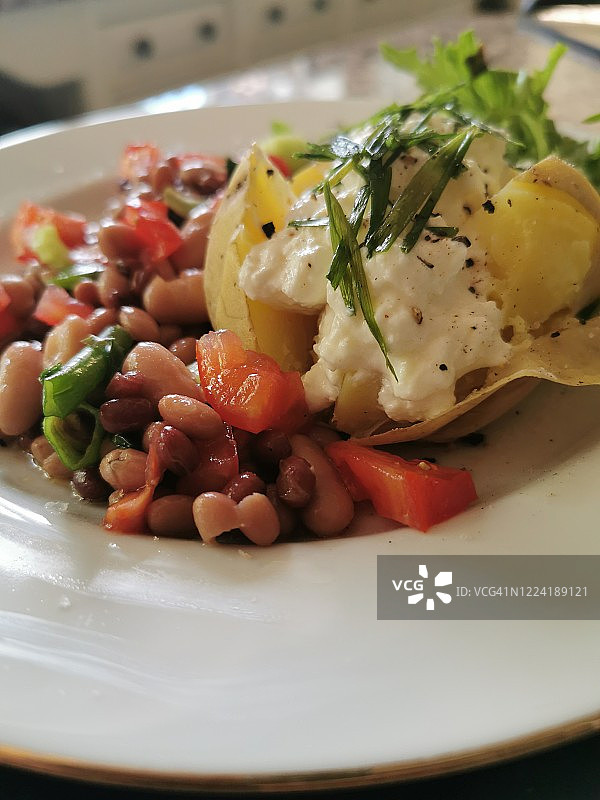 农家干酪和豆类沙拉烤土豆图片素材