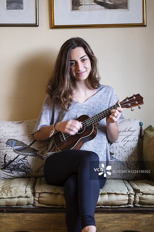 居家隔离期间独自在公寓的少女。图片素材