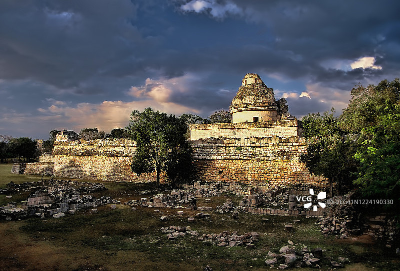 墨西哥奇琴伊察玛雅文明遗址日落时的天文台（蜗牛）图片素材