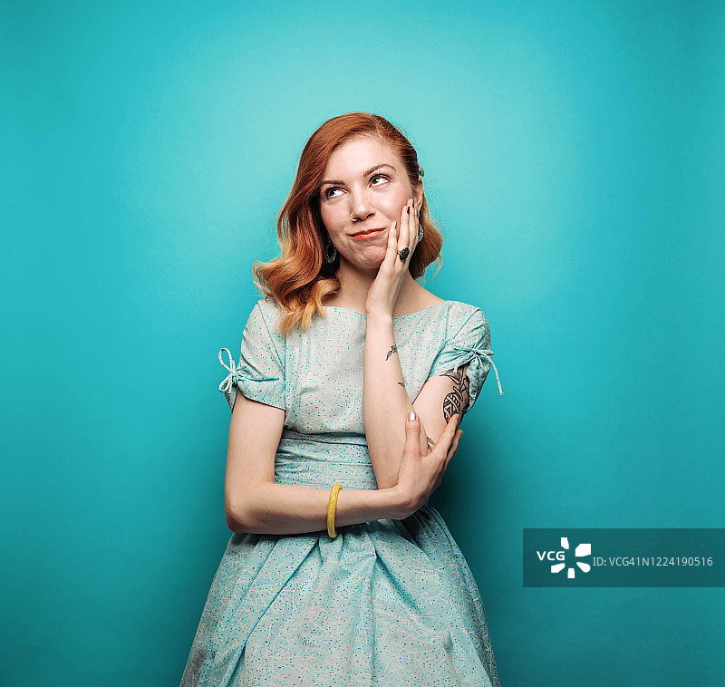 做鬼脸的可爱年轻女人图片素材