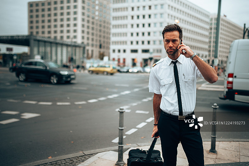 飞行员在路上等出租车图片素材