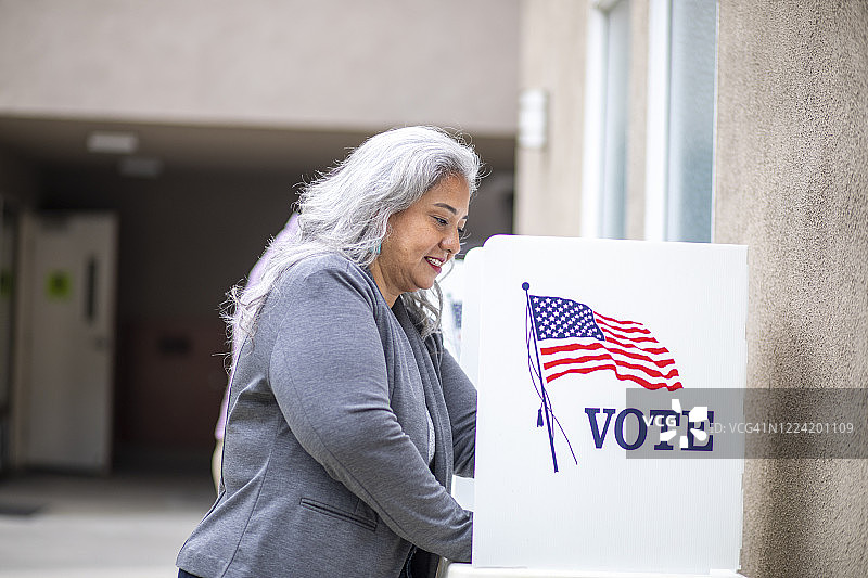 老年墨西哥妇女投票图片素材