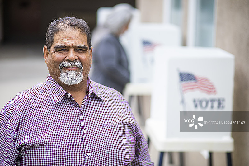 年长的墨西哥男人在投票图片素材