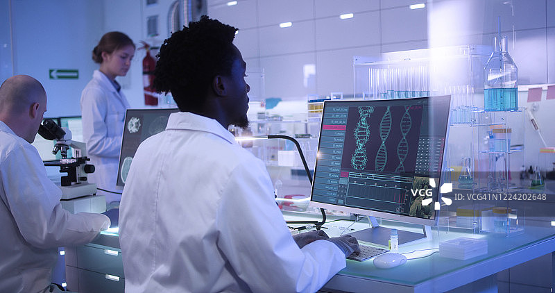 研究DNA突变的多民族研究团队图片素材