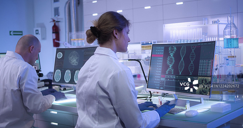 研究DNA突变的多民族研究团队图片素材