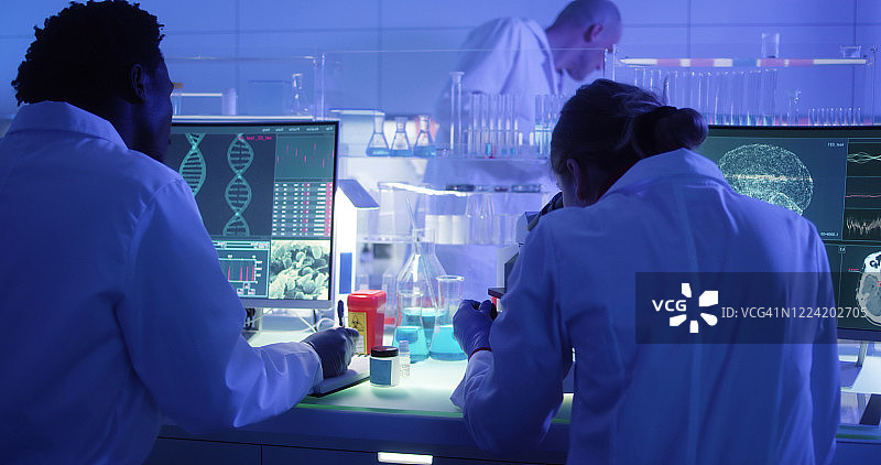 研究DNA突变的多民族研究团队（后视图）图片素材