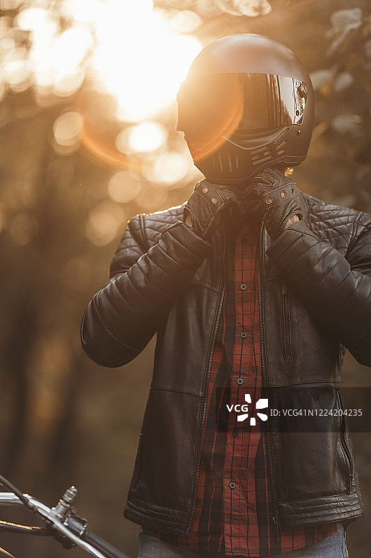 系好安全带，准备出发图片素材