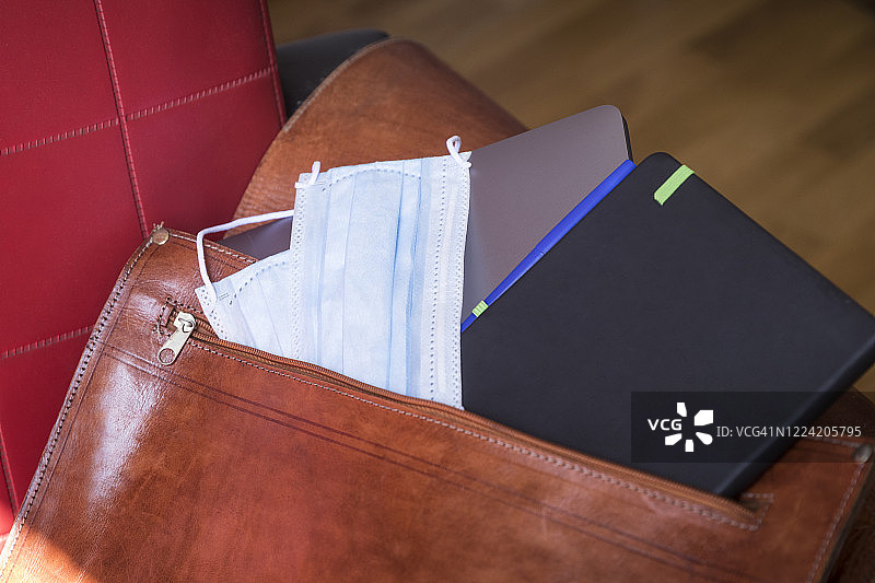 法国蒙塔基，背包里的医用口罩图片素材