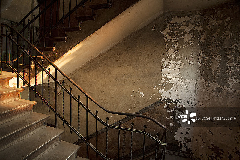 德国柏林一栋废弃建筑中的旧楼梯图片素材