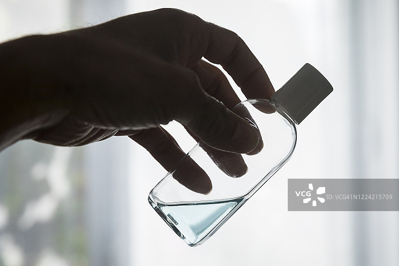 手持免洗洗手液瓶，法国蒙塔日图片素材