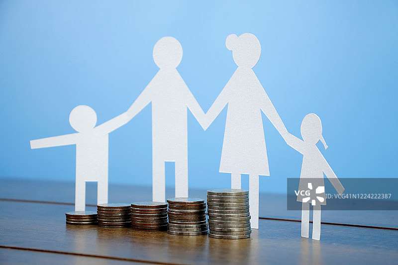 家庭剪纸和硬币堆叠，储蓄或利息增长概念图片素材