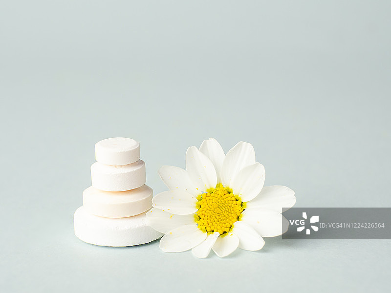 药丸和鲜花：顺势疗法和自然医学概念图片素材