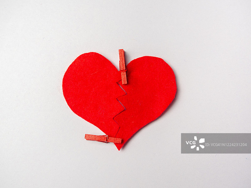 用衣夹夹住的破碎的心图片素材