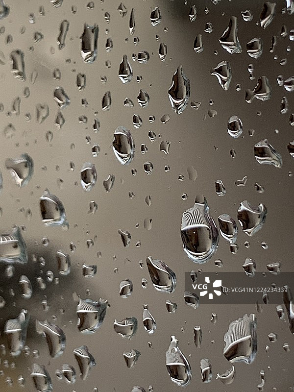窗户玻璃上的雨滴图片素材