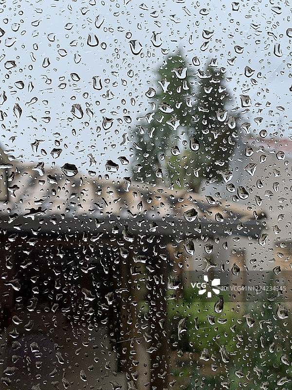 窗户玻璃上的雨滴图片素材