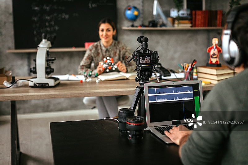 摄影师录制教授讲课视频图片素材