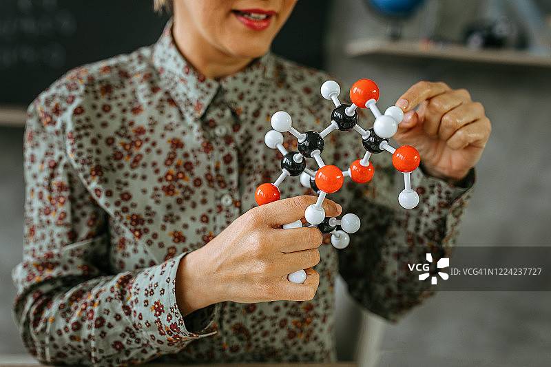 老师在科学课上讲解分子模型图片素材