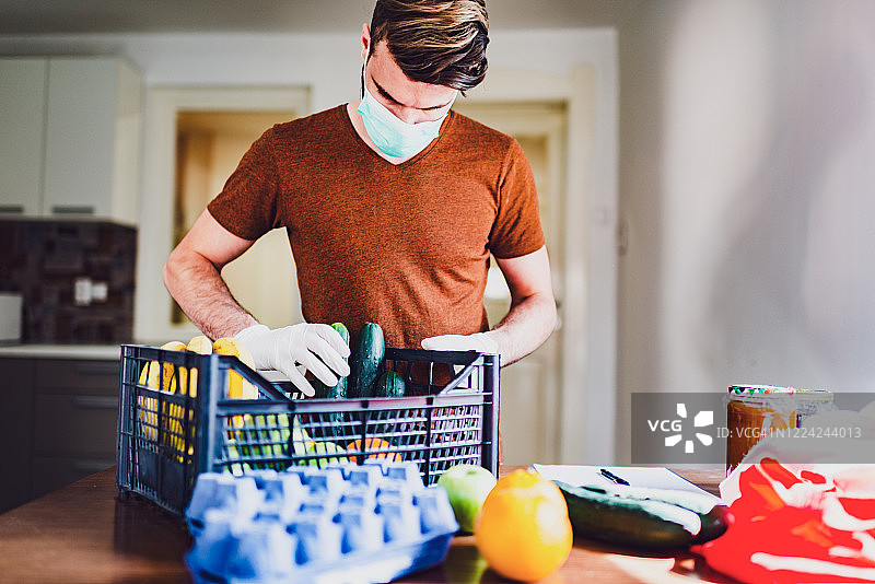 隔离期间的食品配送图片素材