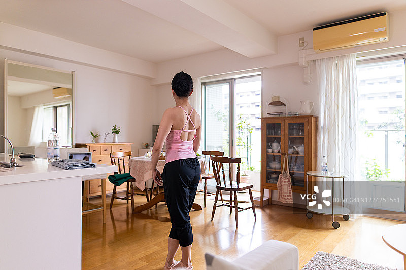 在家上在线芭蕾舞课的女人图片素材