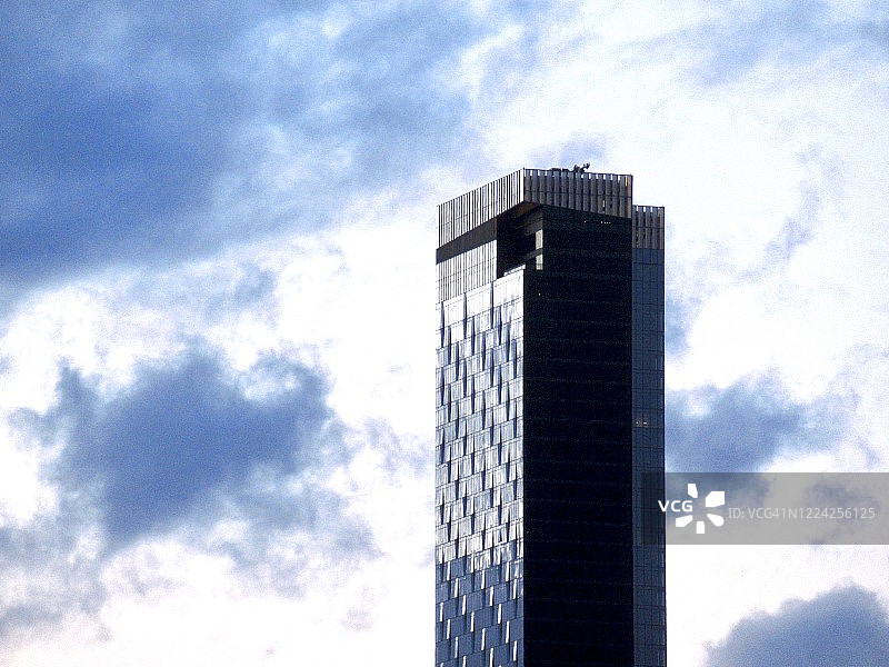 多云天空下的现代企业建筑图片素材